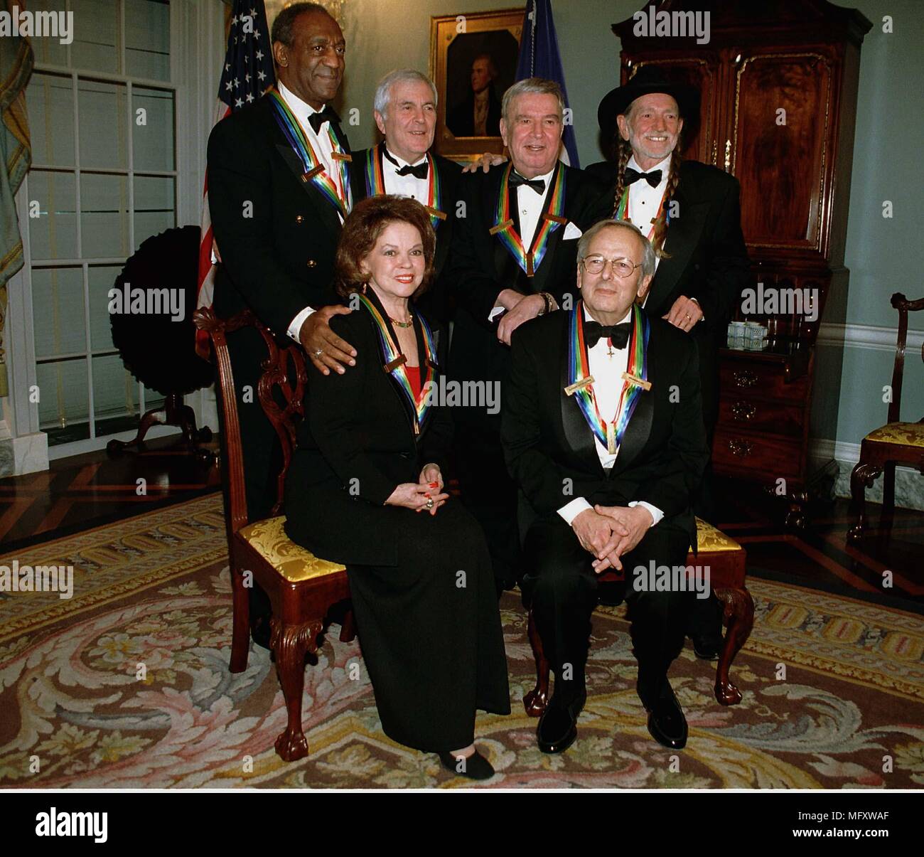 Empfänger der 1998 Kennedy Center Honors posieren für ein Gruppenfoto vom 5. Dezember 1998 an das State Department in Washington, DC. (L-R) Bill Cosby, John Kander, Fred Ebb und Willie Nelson, (L - R) Shirley Temple Black und Andre Previn. Jedes Jahr das Kennedy Center Honors feiern das Lebenswerk von Amerikas größten Künstler, die mit einem Stern - verzierte Abend mit Gesang, Tanz, und Hommage. Credit: George De Keerle - Pool/CNP/MediaPunch Stockfoto