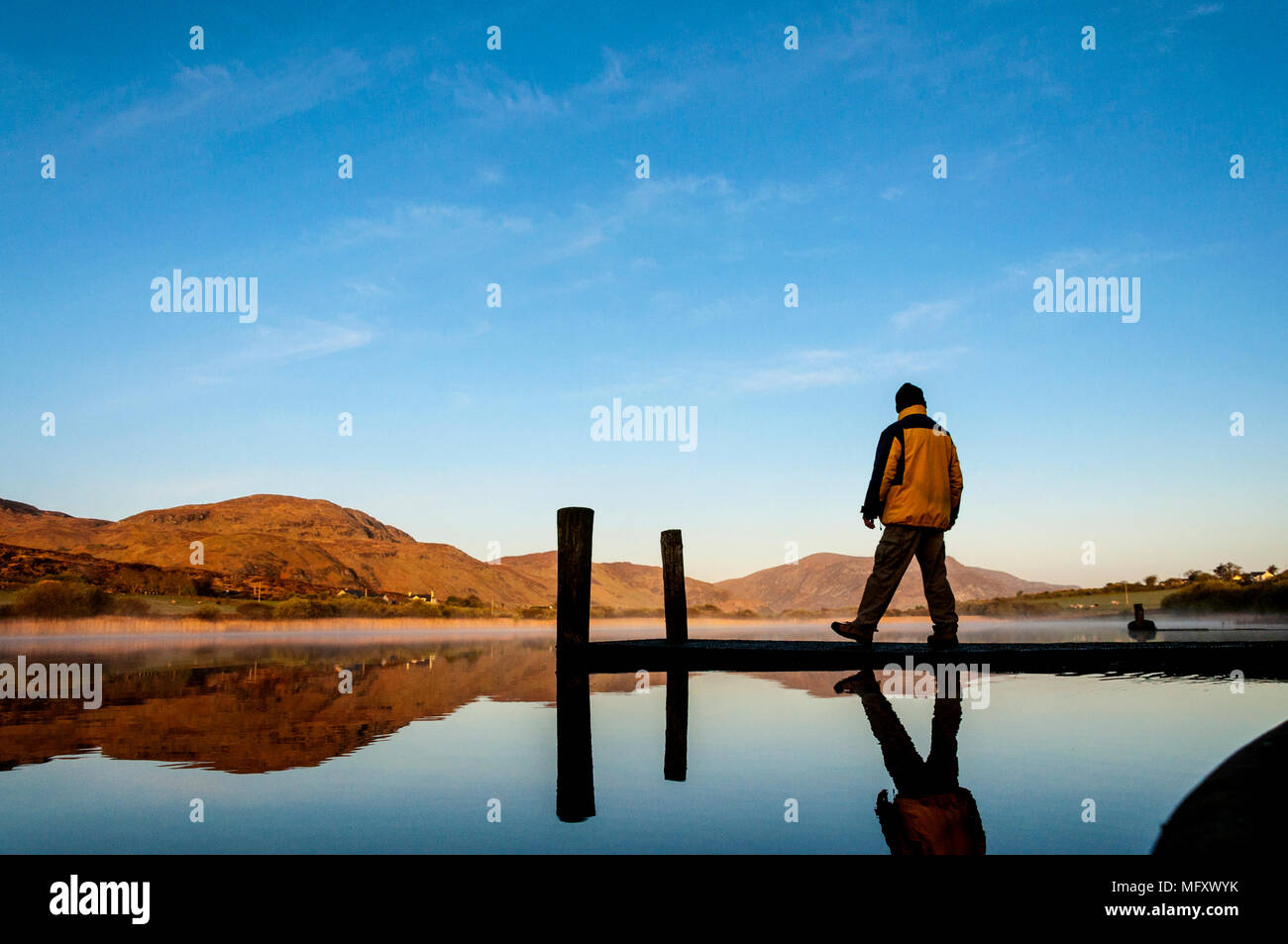 Ardara, County Donegal, Irland Wetter. 27. April 2018. Am frühen Morgen walker Uhren den Sonnenaufgang noch am See auf einem noch aber Kalt start in den Tag an Irlands Westküste. Credit: Richard Wayman/Alamy leben Nachrichten Stockfoto