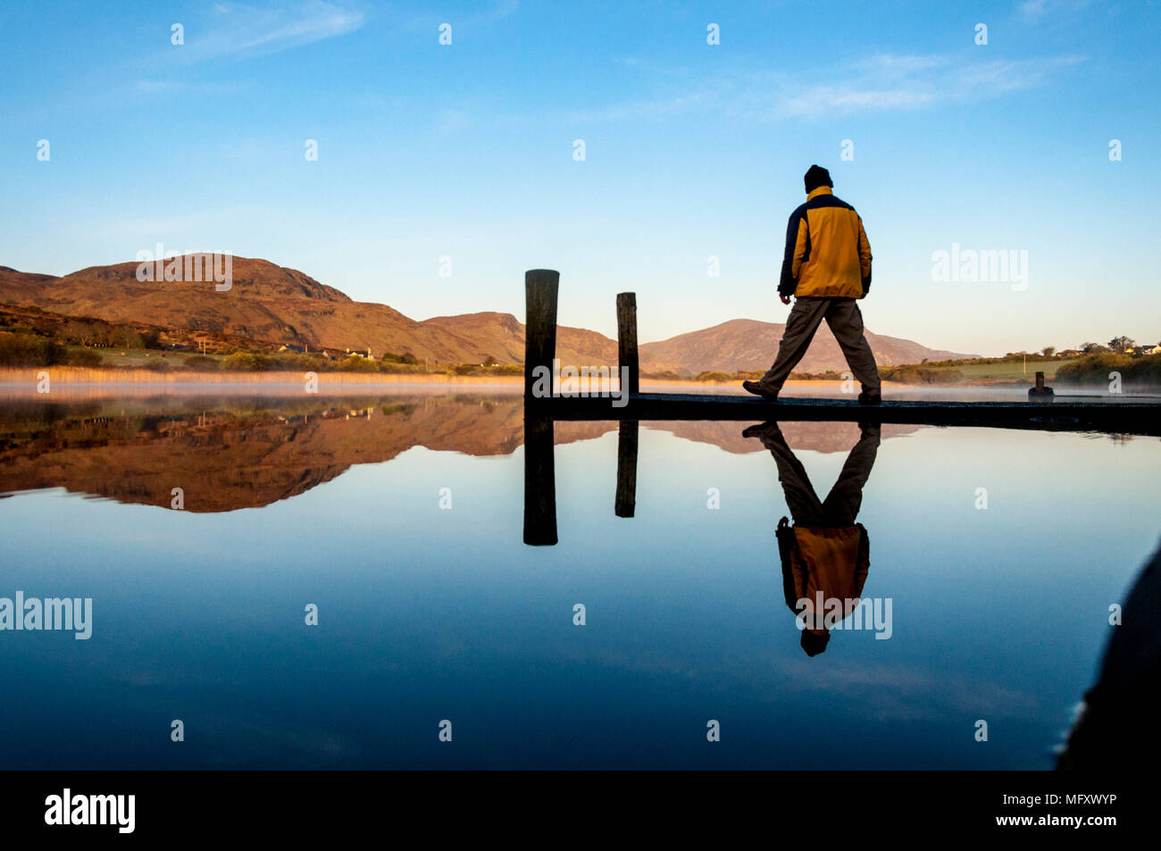 Ardara, County Donegal, Irland Wetter. 27. April 2018. Am frühen Morgen walker Uhren den Sonnenaufgang noch am See auf einem noch aber Kalt start in den Tag an Irlands Westküste. Credit: Richard Wayman/Alamy leben Nachrichten Stockfoto