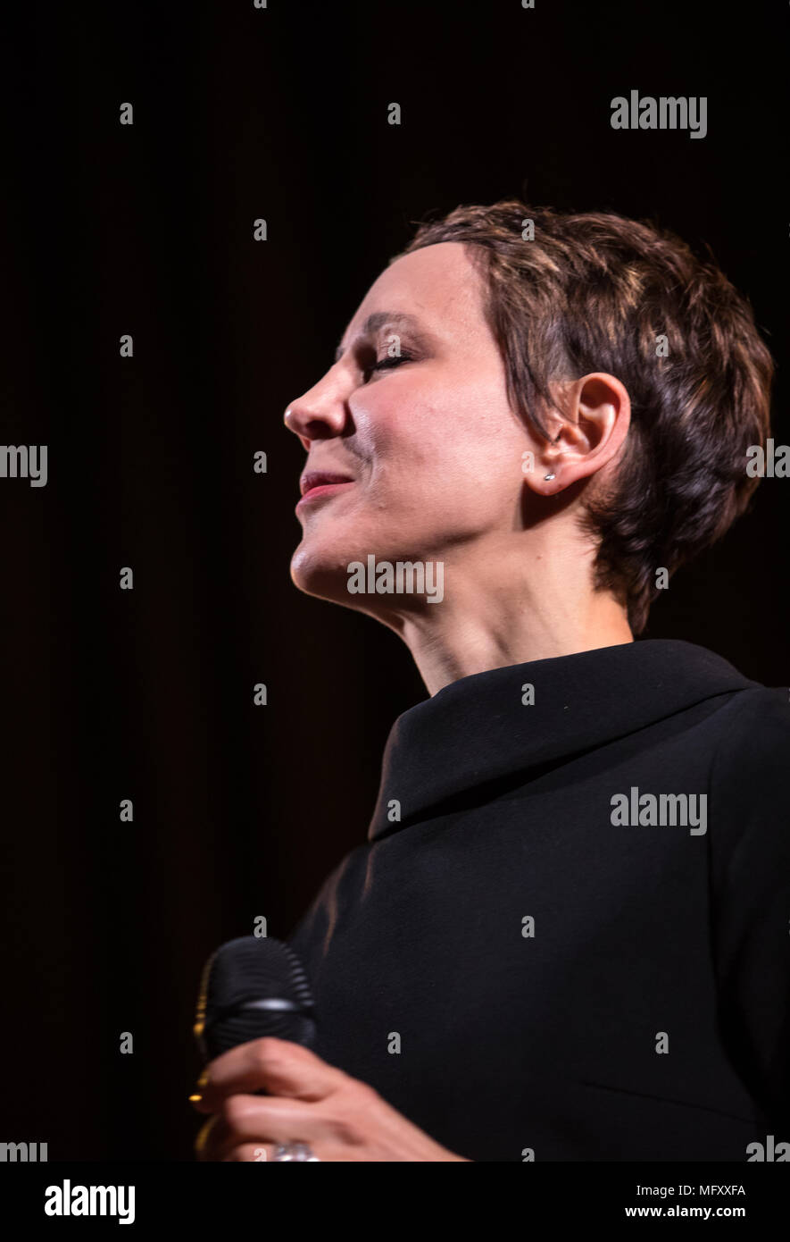 Krakau, Polen - 26 April 2018: Die Leistung des amerikanischen Jazz Sängerin Stacey Kent mit Ihrem begleitenden Quartett auf der Kijow. Center Stage in Krakau, Polen. Es ist ein Konzert im Zyklus - die Welt der Musik von der cracovia Musik Agentur organisiert. Credit: Wieslaw Jarek/Alamy leben Nachrichten Stockfoto