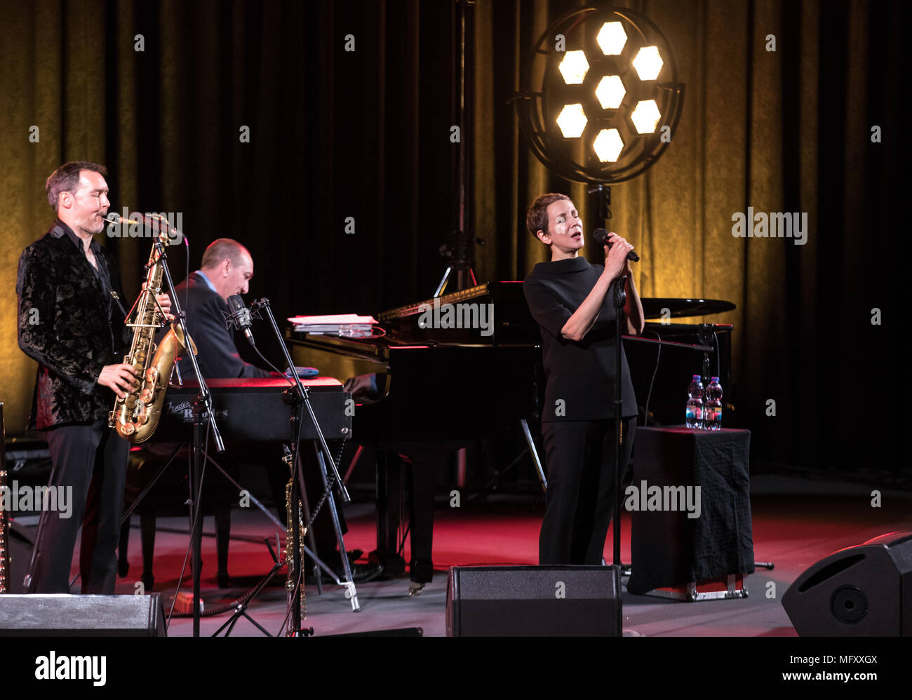 Krakau, Polen - 26 April 2018: Die Leistung des amerikanischen Jazz Sängerin Stacey Kent mit Ihrem begleitenden Quartett auf der Kijow. Center Stage in Krakau, Polen. Es ist ein Konzert im Zyklus - die Welt der Musik von der cracovia Musik Agentur organisiert. Credit: Wieslaw Jarek/Alamy leben Nachrichten Stockfoto