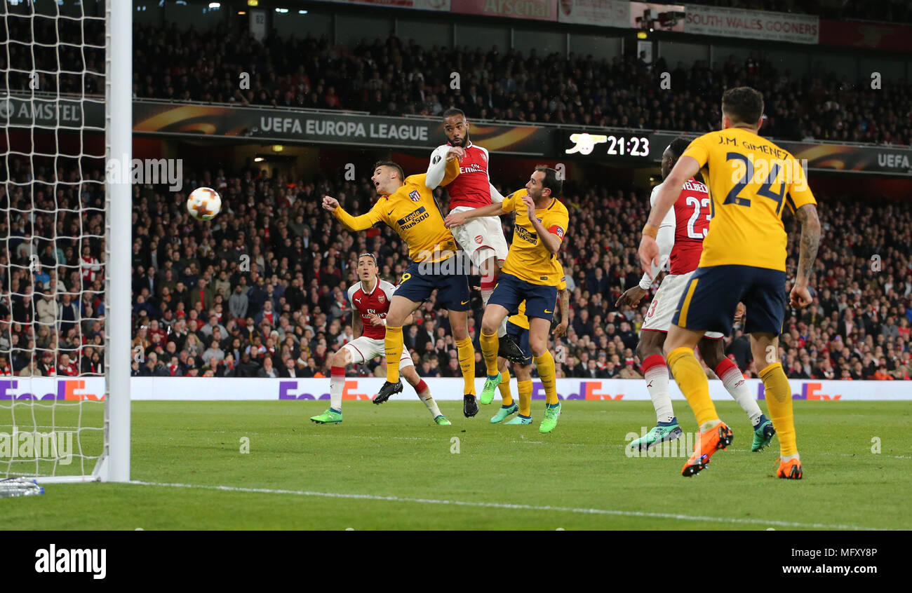 London, Großbritannien. 26 Apr, 2018. Die Europa League Halbfinale Bein ein Match zwischen Arsenal und Atletico Madrid im Emirates Stadium in London, Vereinigtes Königreich. Es ist ein schweres Spiel im Halbfinale wie Arsenal, in den letzten vier zum ersten Mal in 18 Jahren, zwei Sieger Atlético Madrid im Norden Londons ersten Bein. Arsenal 1-1 home Zeichnen mit 10-Mann Atletico Madrid war die "schlechteste Ergebnis", sagte boss Arsene Wenger Nach der Europa League Halbfinale Hinspiel. Die "Gunners" geführt, bis die letzten 8 Minuten des Spiels gegen eine Seite, die ein Spieler geschickt Stockfoto