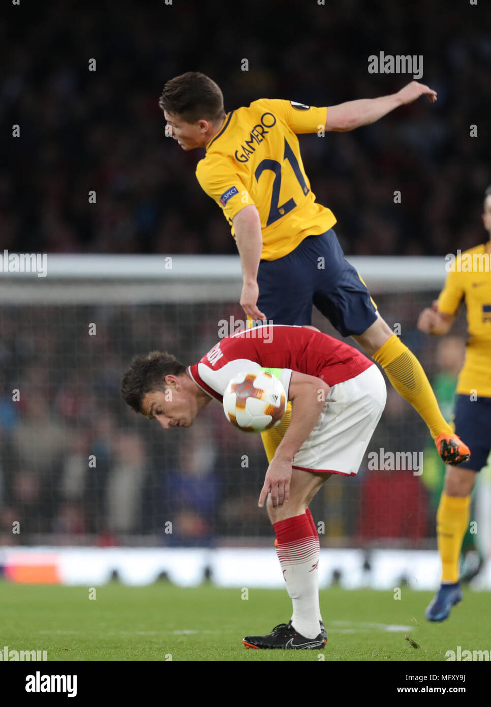 London, Großbritannien. 26 Apr, 2018. Die Europa League Halbfinale Bein ein Match zwischen Arsenal und Atletico Madrid im Emirates Stadium in London, Vereinigtes Königreich. Es ist ein schweres Spiel im Halbfinale wie Arsenal, in den letzten vier zum ersten Mal in 18 Jahren, zwei Sieger Atlético Madrid im Norden Londons ersten Bein. Arsenal 1-1 home Zeichnen mit 10-Mann Atletico Madrid war die "schlechteste Ergebnis", sagte boss Arsene Wenger Nach der Europa League Halbfinale Hinspiel. Die "Gunners" geführt, bis die letzten 8 Minuten des Spiels gegen eine Seite, die ein Spieler geschickt Stockfoto