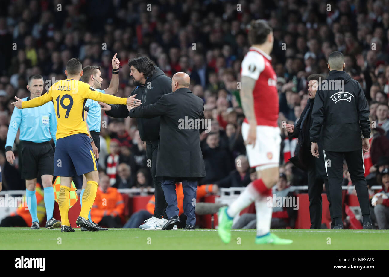 London, Großbritannien. 26 Apr, 2018. Die Europa League Halbfinale Bein ein Match zwischen Arsenal und Atletico Madrid im Emirates Stadium in London, Vereinigtes Königreich. Es ist ein schweres Spiel im Halbfinale wie Arsenal, in den letzten vier zum ersten Mal in 18 Jahren, zwei Sieger Atlético Madrid im Norden Londons ersten Bein. Arsenal 1-1 home Zeichnen mit 10-Mann Atletico Madrid war die "schlechteste Ergebnis", sagte boss Arsene Wenger Nach der Europa League Halbfinale Hinspiel. Die "Gunners" geführt, bis die letzten 8 Minuten des Spiels gegen eine Seite, die ein Spieler geschickt Stockfoto