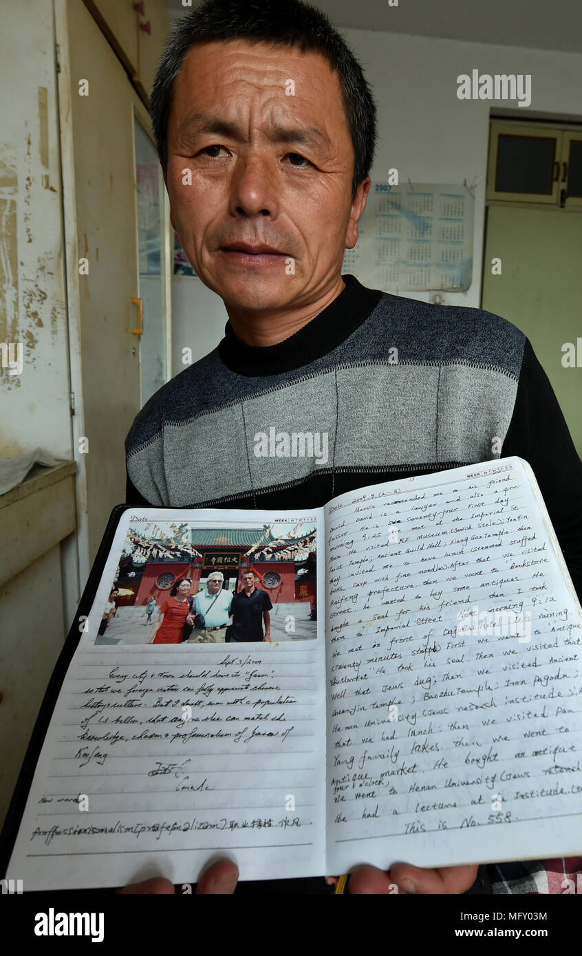 Zhengzhou April 27 18 Xinhua Xu Shijie Zeigt Sein ebuch In Englisch Geschrieben Uber Seine