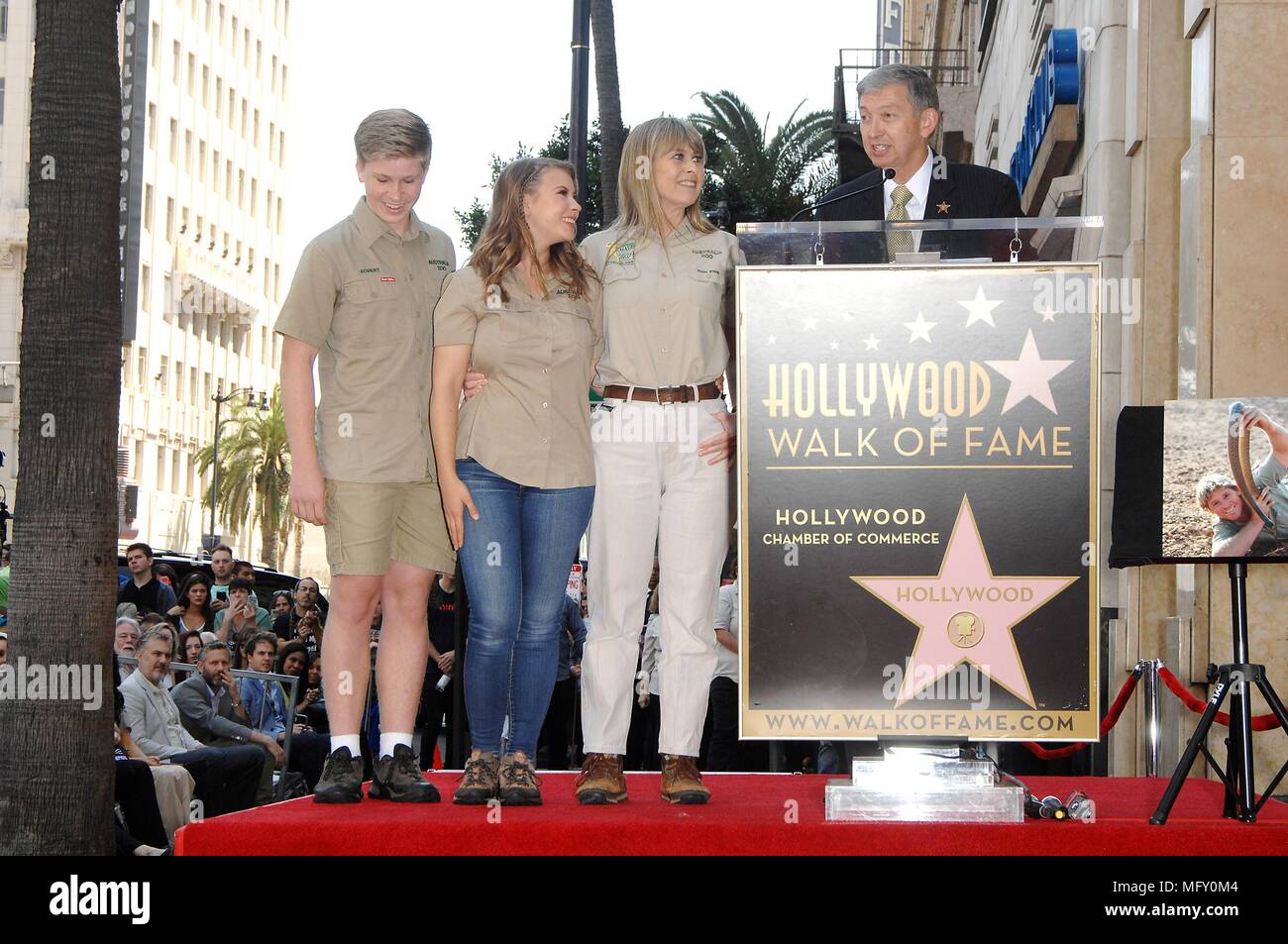 Los Angeles, CA, USA. 26 Apr, 2018. Robert Irwin, Bindi Irwin, Terri Irwin, Leron Gubler an der Induktion Zeremonie für POSTHUME Stern auf dem Hollywood Walk of Fame für Steve Irwin, Hollywood Boulevard, Los Angeles, CA April 26, 2018. Quelle: Michael Germana/Everett Collection/Alamy leben Nachrichten Stockfoto