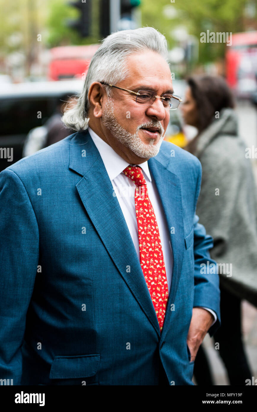 London, Großbritannien. 27 Apr, 2018. United Breweries Group und Force India F1 Team boss Vijay Mallya kommen an der Stadt von Westminster Magistrates Court in London. Die indische Spirituosen tycoon sagte gehört mehr als eine Milliarde Dollar an Banken in seinem eigenen Land, 451 Geld durch sein Formel 1-Team. Die diffusen Vijay Mallya (62 Jahre alt) Gesichter Anklage wegen Betrugs in Indien nach seinem Unternehmen Airlines''˜ Kingfisher Airlines" mit einem geschätzten $ 1.3billion von Schulden zusammengebrochen. Credit: Brais G. Rouco/SOPA Images/ZUMA Draht/Alamy leben Nachrichten Stockfoto