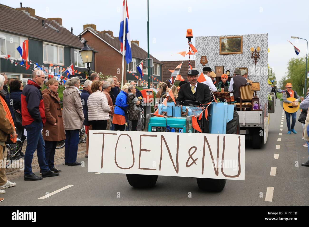 Tienhoven, Niederlande. 27 Apr, 2018. Kingsday Niederlande Tienhoven 27-04-2018 Prozession Toen en Nu Kredit: Catchlight Visual Services/Alamy leben Nachrichten Stockfoto