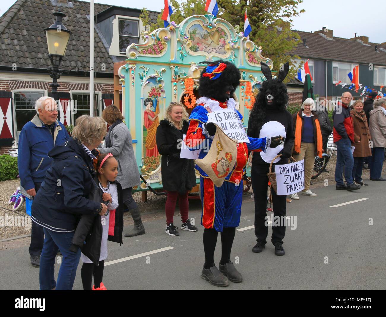 Tienhoven, Niederlande. 27 Apr, 2018. Kingsday Niederlande Tienhoven 27-04-2018 Prozession politische Frage Black Jack Credit: Catchlight Visual Services/Alamy leben Nachrichten Stockfoto