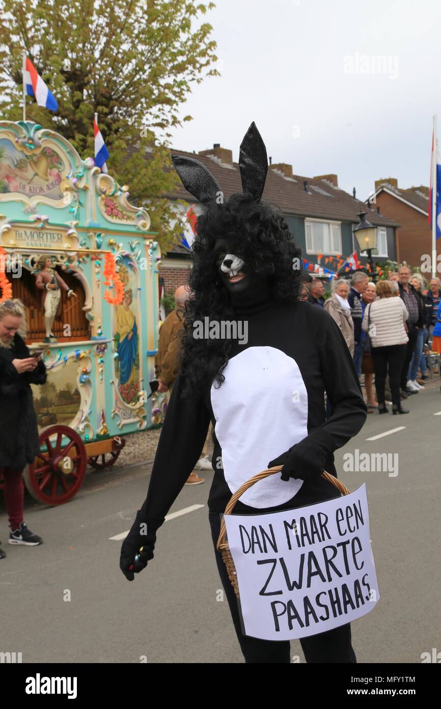 Tienhoven, Niederlande. 27 Apr, 2018. Kingsday Niederlande Tienhoven 27-04-2018 Prozession Black Jack problem Credit: Catchlight Visual Services/Alamy leben Nachrichten Stockfoto