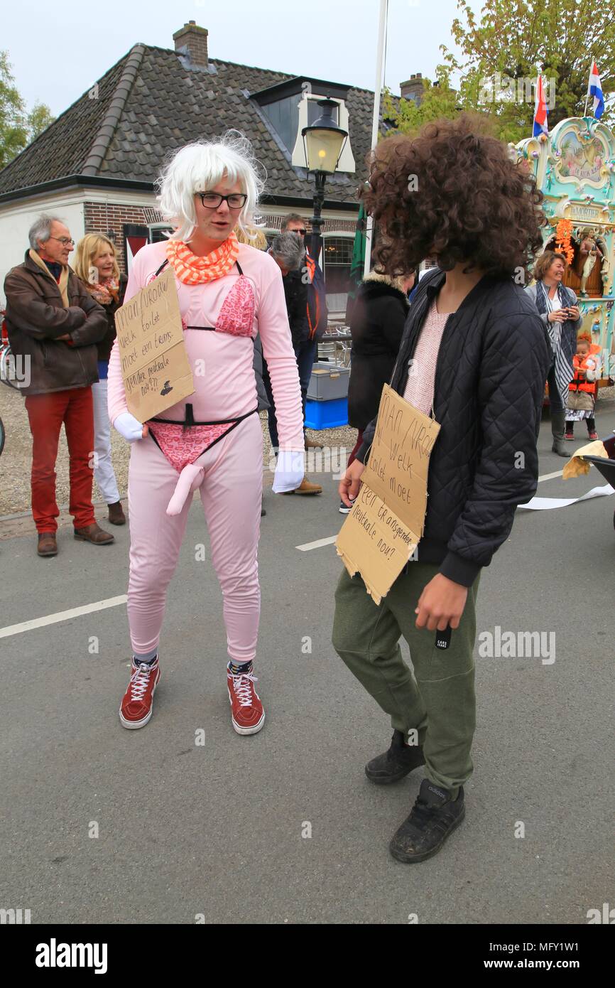 Tienhoven, Niederlande. 27 Apr, 2018. Kingsday Niederlande Tienhoven 27-04-2018 Prozession politische Frage geschlechtsneutral Toiletten Credit: Catchlight Visual Services/Alamy leben Nachrichten Stockfoto