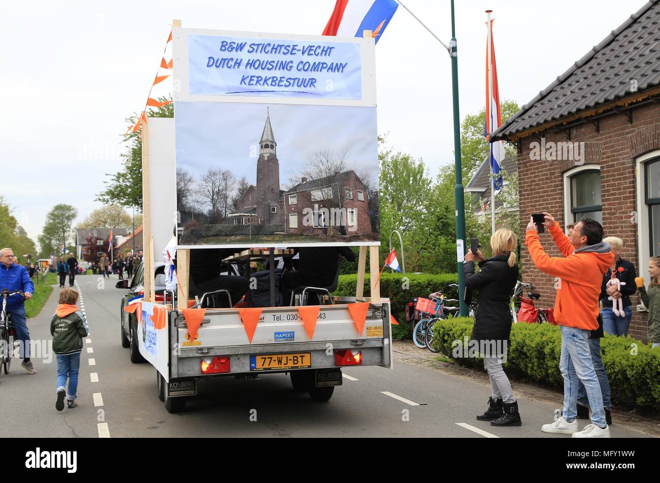 Tienhoven, Niederlande. 27 Apr, 2018. Kingsday Niederlande Tienhoven 27-04-2018 Prozession politische Frage B&W Stichtse Vecht, Kirche, Regierung, der niederländischen Wohnungsunternehmen Credit: Catchlight Visual Services/Alamy leben Nachrichten Stockfoto