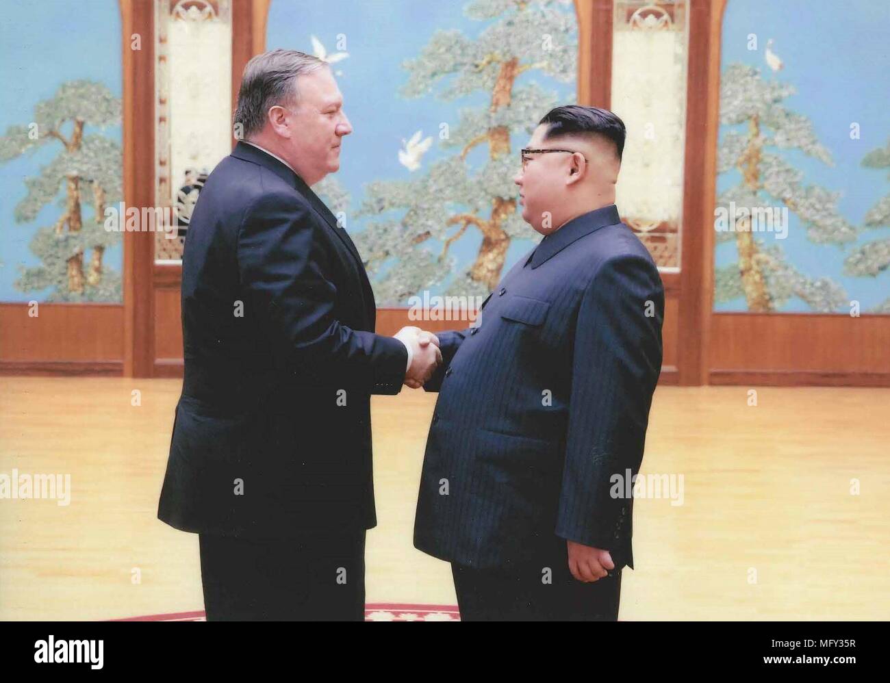 Das Weiße Haus veröffentlichte Bilder April 27, 2018, CIA-Direktor Mike Pompeo, Links, Hände schütteln mit dem nordkoreanischen Führer Kim Jong Un bei einem Geheimtreffen über Ostern im April 2018 in Pjöngjang Nordkorea. Pompeo war der Oberste US-Offiziellen einen nordkoreanischen Führer zu Treffen seit 2000. Stockfoto