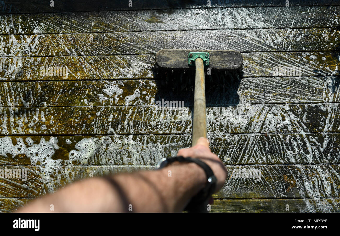 Grün und schmutzigen Algen bedeckt Garden decking im Einsatz chemischer Reinigungsmittel gereinigt. Stockfoto