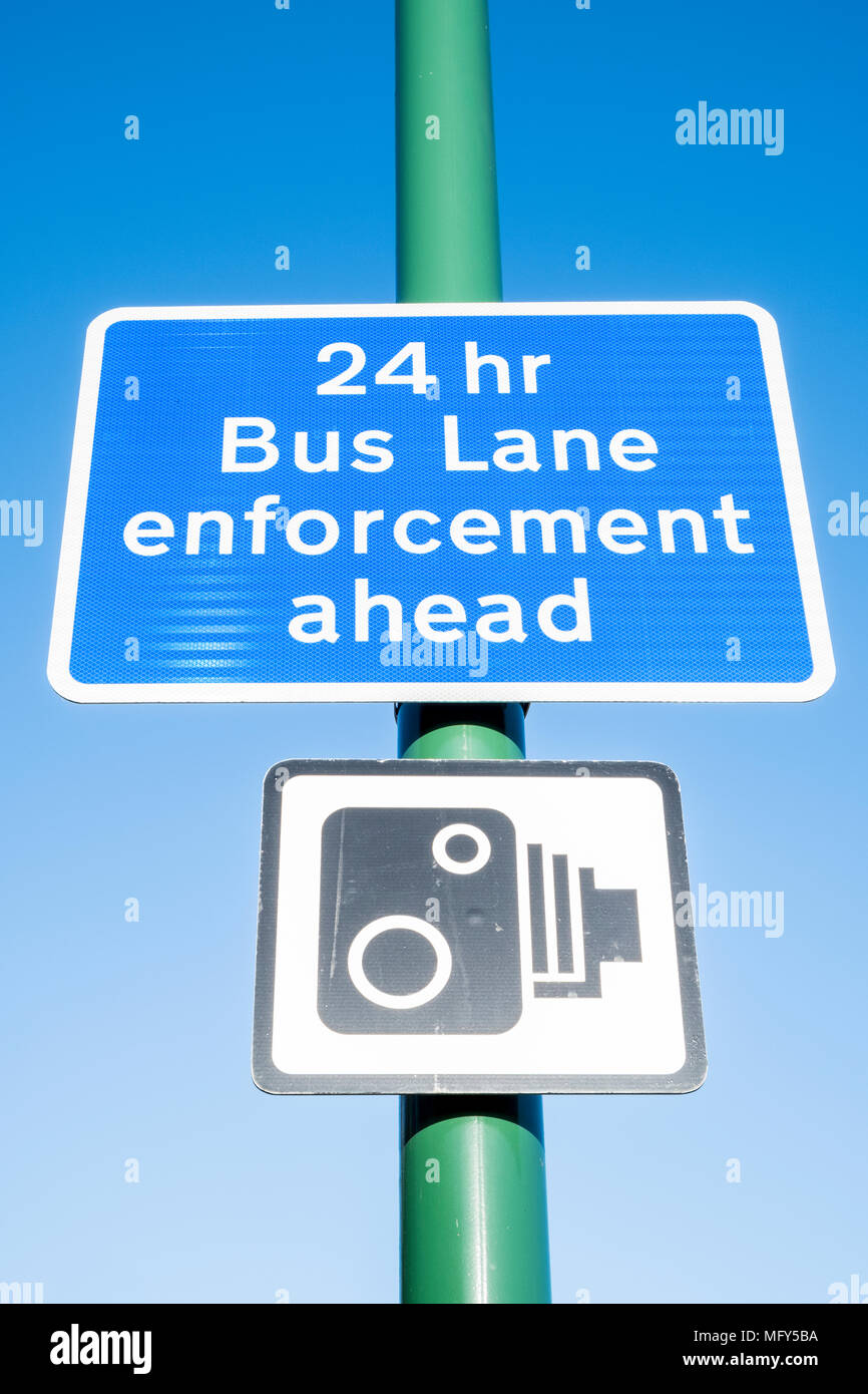 Straße Verkehrszeichen. 24 Stunden Bus lane Durchsetzung vor Zeichen über eine CCTV-Überwachung Zeichen, Nottingham, England, Großbritannien Stockfoto