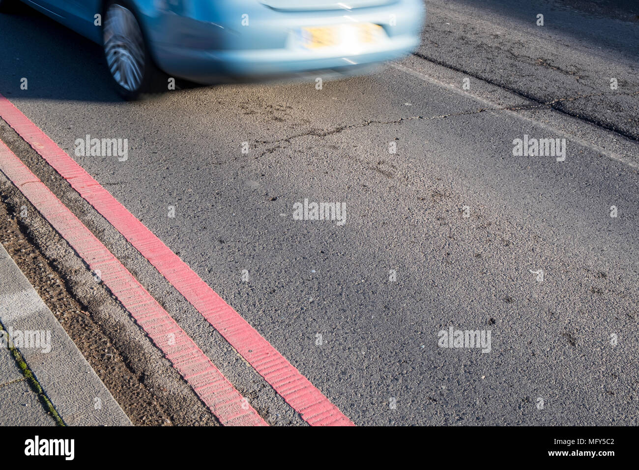 Doppelte rote Linien Markierung auf einer Straße. Keinen stillstand, kein Warten, kein Drop off erlaubt. Rote Route in Nottingham, England, Großbritannien Stockfoto