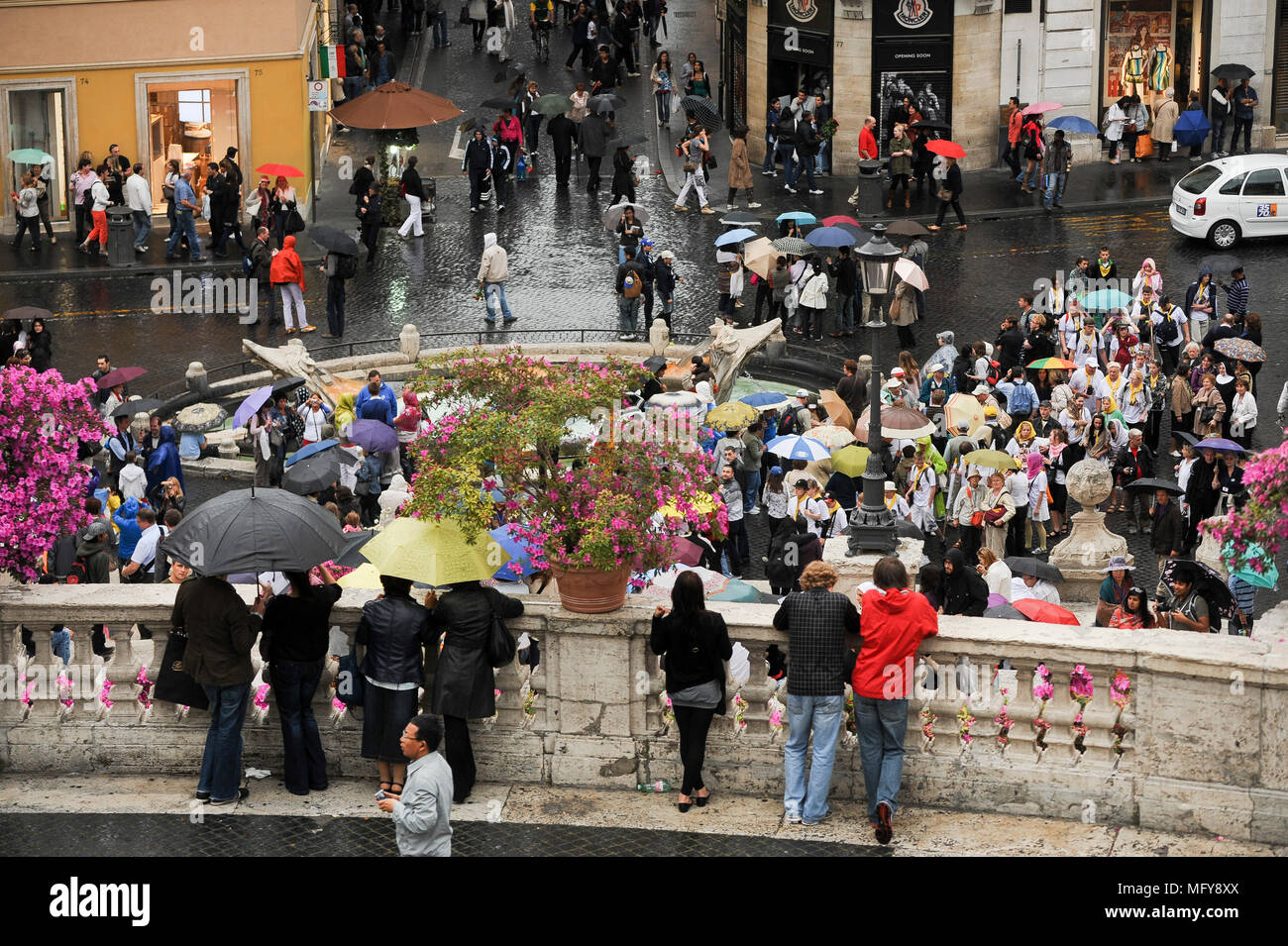 Via dei Condotti im historischen Zentrum von Rom aufgeführt von der UNESCO zum Weltkulturerbe in Rom, Italien. 2. Mai 2011, von Scalinata di Trinità dei Monti (Sp gesehen Stockfoto