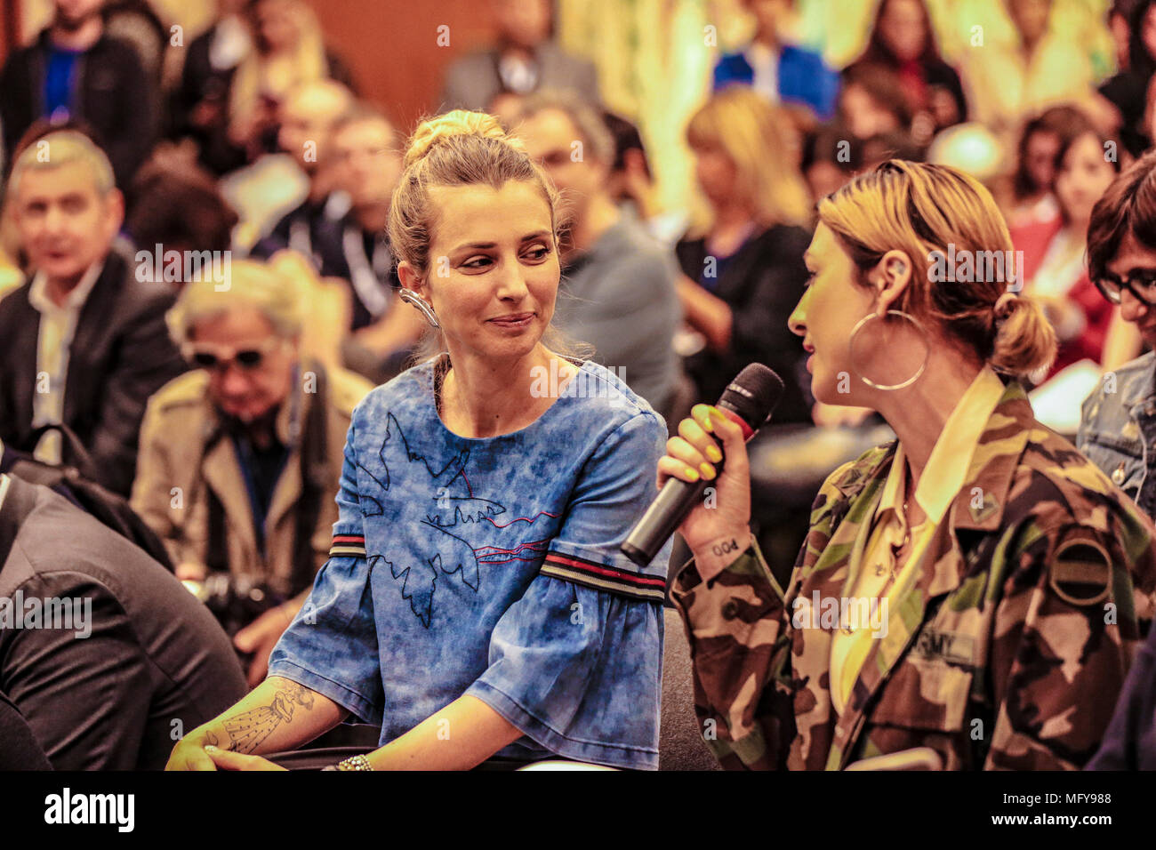 Italien. 26 Apr, 2018. E Presentazione Conferenza Stampa del Concertone 1° Maggio Di Piazza S: Giovanni ein Viale Mazzini sede RAI ein Roma/LE INVIATE DI RADIO RAI 2 @ danielafranceschelliPH/PacificPressAgency Pressekonferenz Der concertone des 1. Mai von der Piazza S. Giovanni in der Rai-Büro in Viale Mazzini durchgeführt. Credit: Daniela Franceschelli/Pacific Press/Alamy leben Nachrichten Stockfoto
