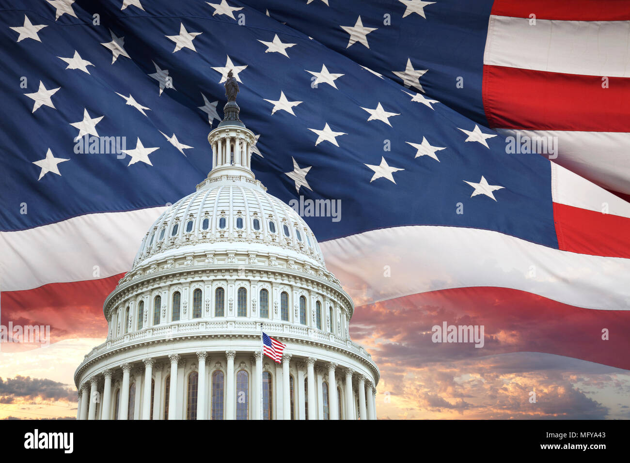 Die Kuppel des United States Capitol mit amerikanischer Flagge und dramatische Wolken hinter Stockfoto