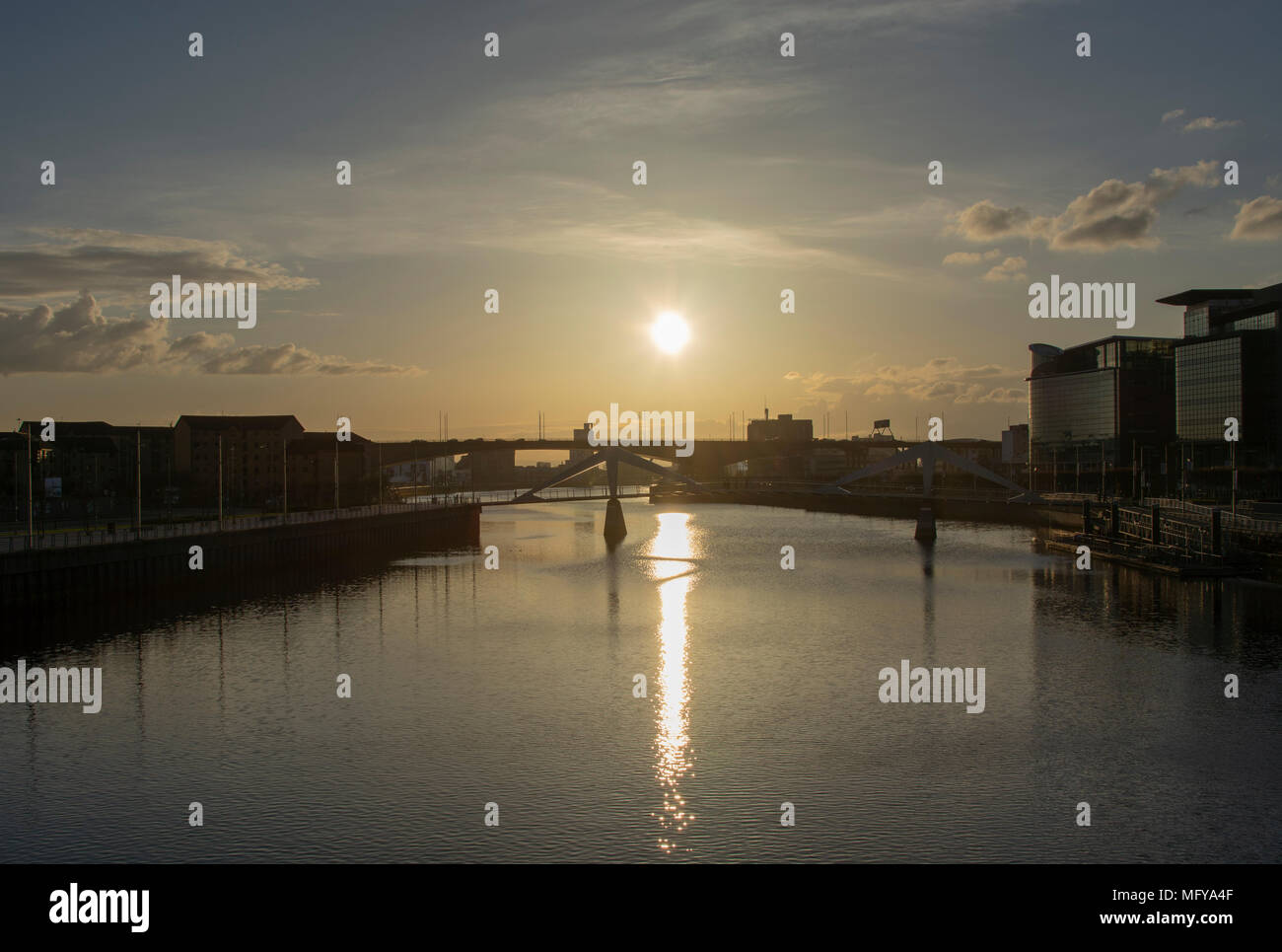 Suchen Sie die dwn den Fluss Clyde bei Sonnenuntergang von der Mitte des King George V Brücke, Glasgow Stockfoto