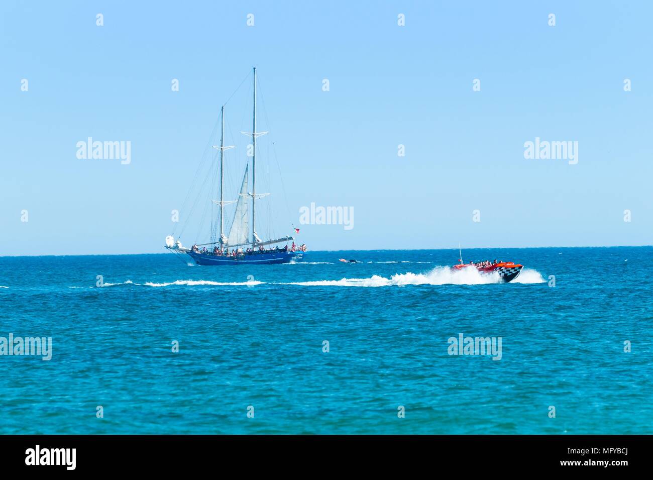 Speed Boot oder Jet Bootsfahrt der Erfahrungen, die die Küsten von Albufeira, Algarve Portugal. Stockfoto