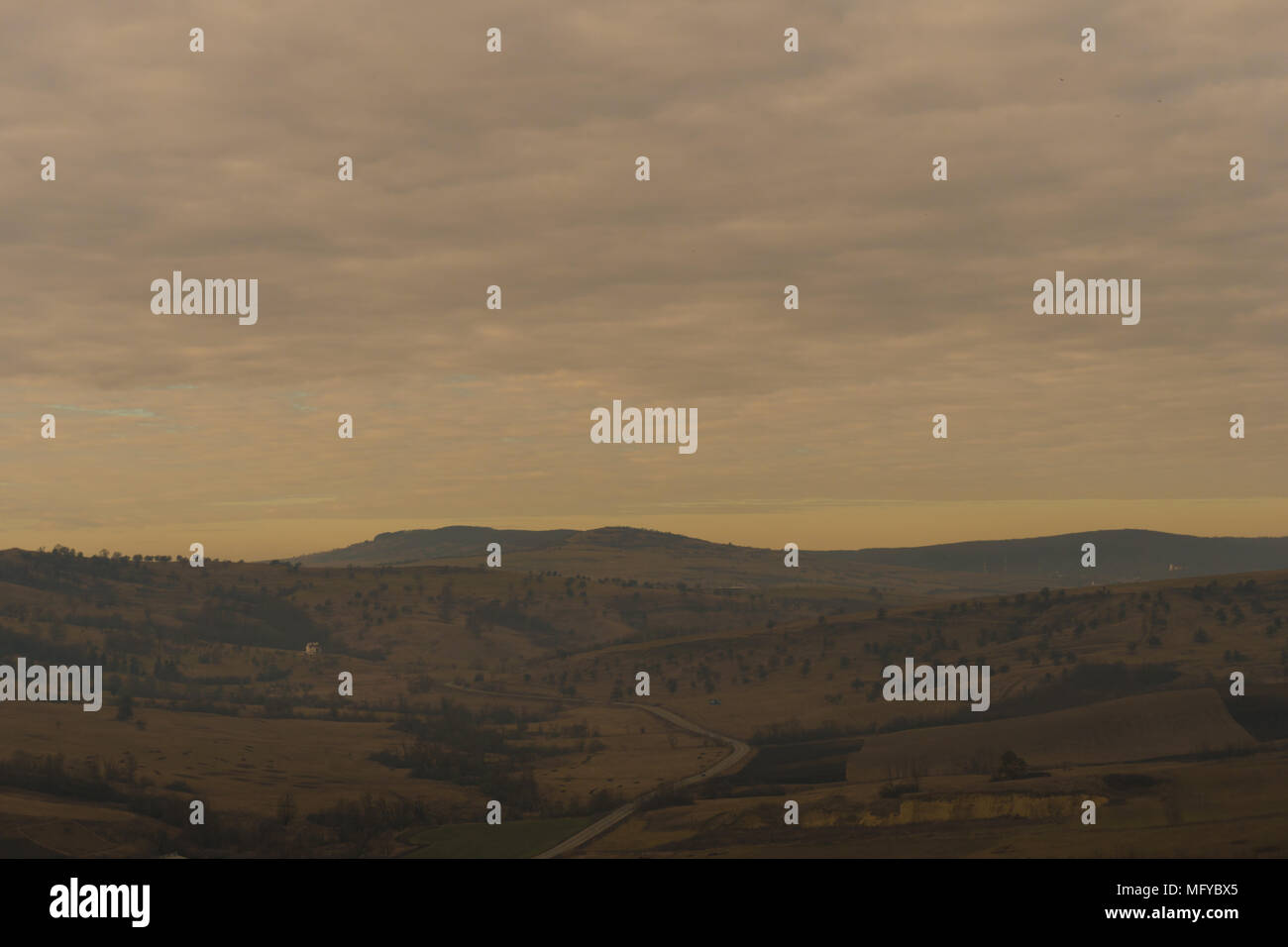 Warmes Wetter zwischen den Bergen Stockfoto