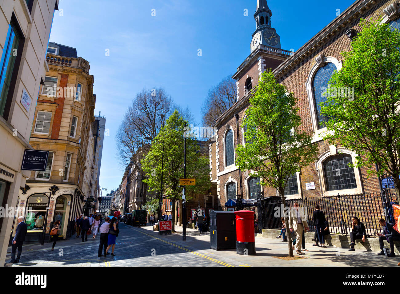 Blick auf Menschen zu Fuß auf die Jermyn Street im Sommer und der Seite des St. James's Church, Piccadilly, London, UK Stockfoto