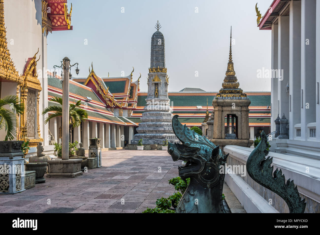 Detail der Türme und Skulpturen in der Alten palastartigen Komplex in der Innenstadt von Bangkok Thailand Stockfoto