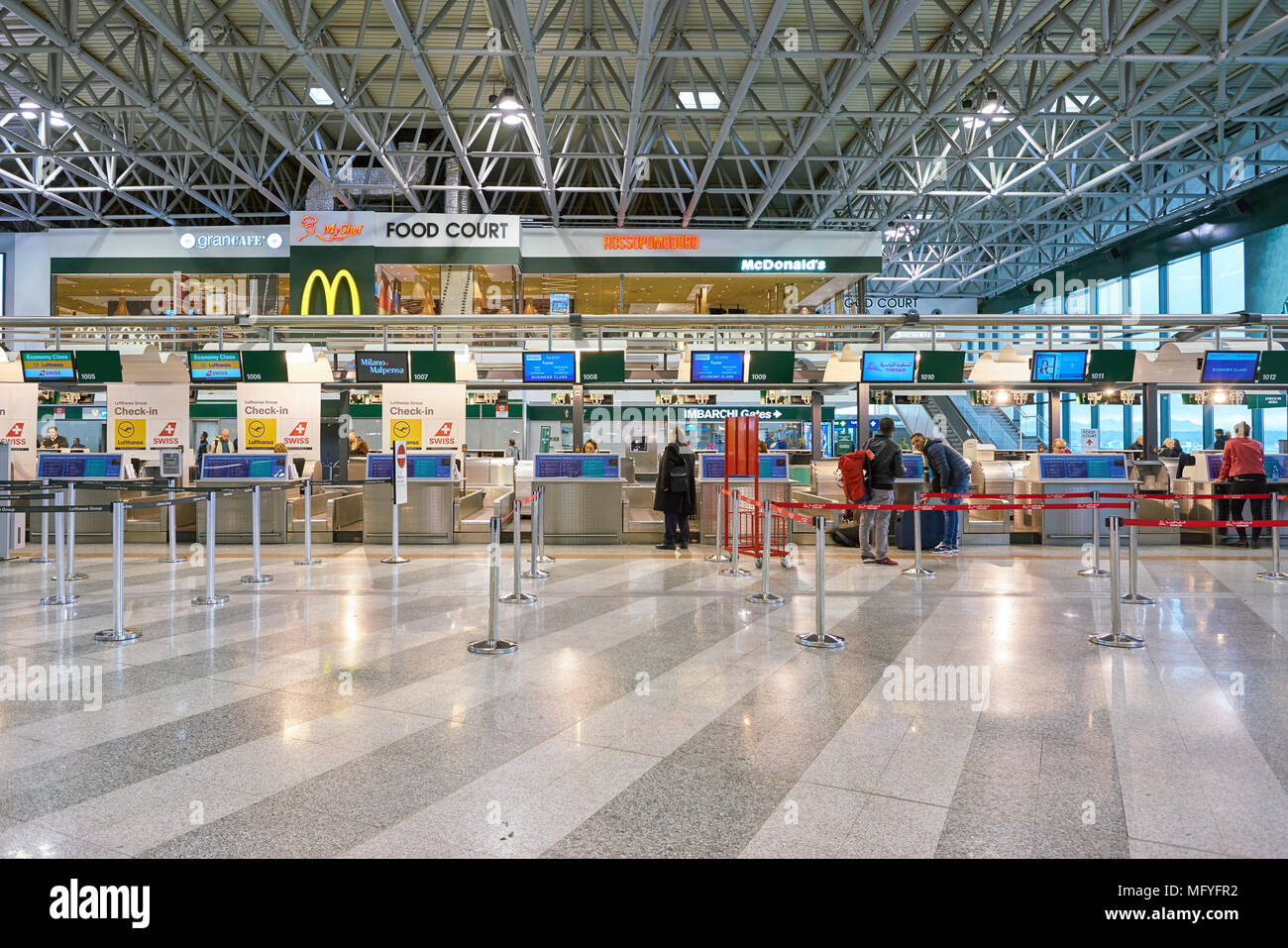 Mailand Malpensa ITALIEN - ca. November 2017: Check-in-Bereich in Mailand-malpensa Flughafen, Terminal 1. Stockfoto