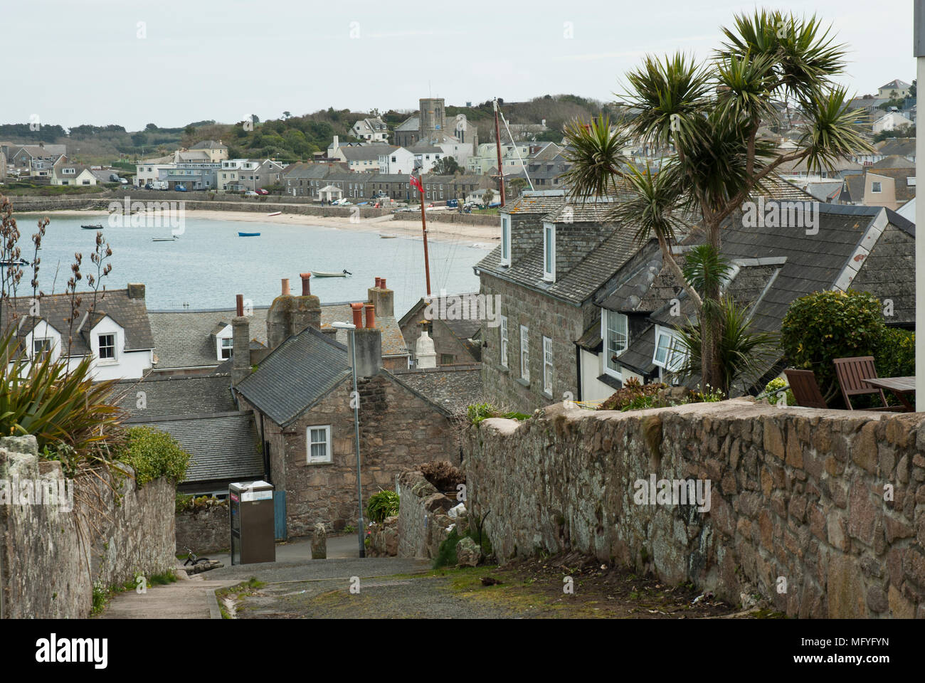High View Point über Hughtown, St Mary's mit typischen Häusern im Vordergrund und den Hafen und den Strand im Hintergrund. Stockfoto