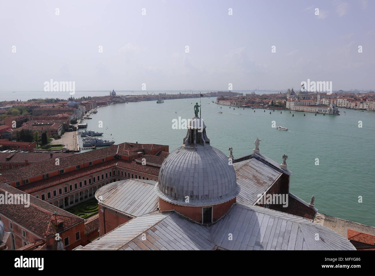 Skyline von Venedig, Panoramablick vom Kirchturm der Kirche Chiesa di San Giorgio Maggiore, sonnigen Tag, Dome, Italien, Europa Stockfoto