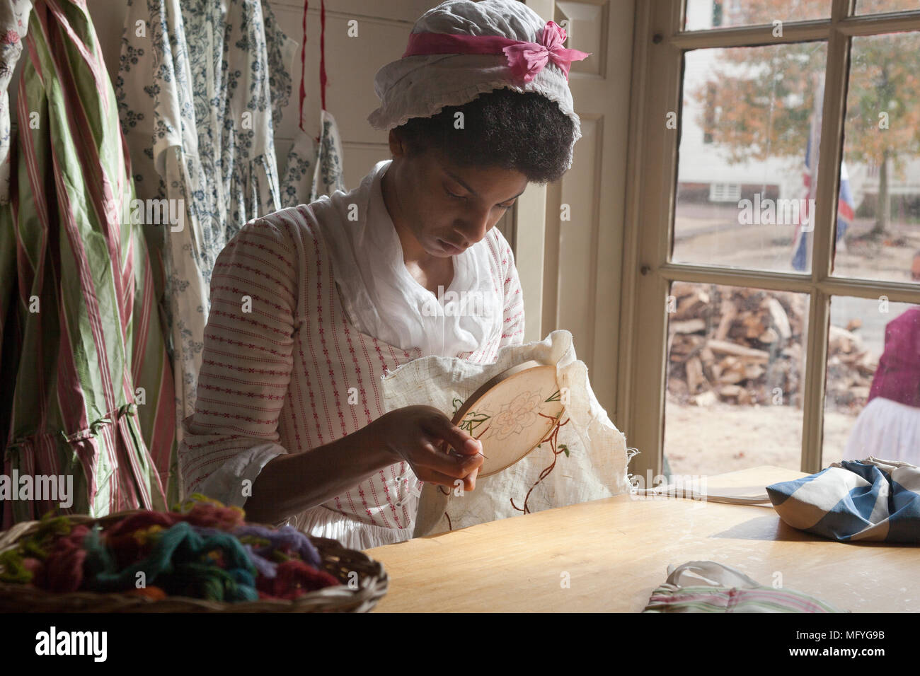 Afrikaner Näherin am Arbeitsplatz, Colonial Williamsburg Virginia Stockfoto