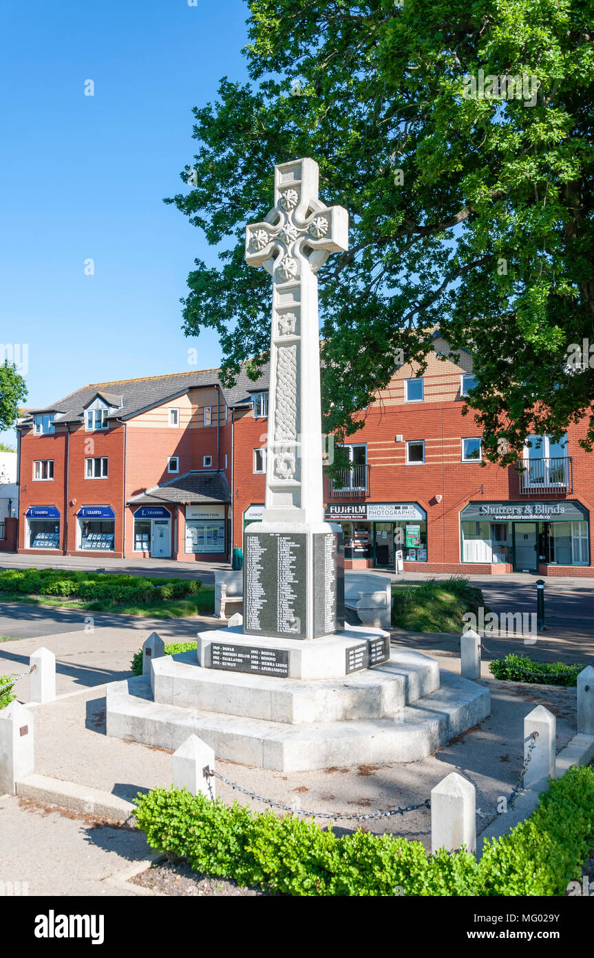 Celtic Cross War Memorial in New Milton War Memorial Recreation Ground, Ashley Road, New Milton, Hampshire, England, Vereinigtes Königreich Stockfoto