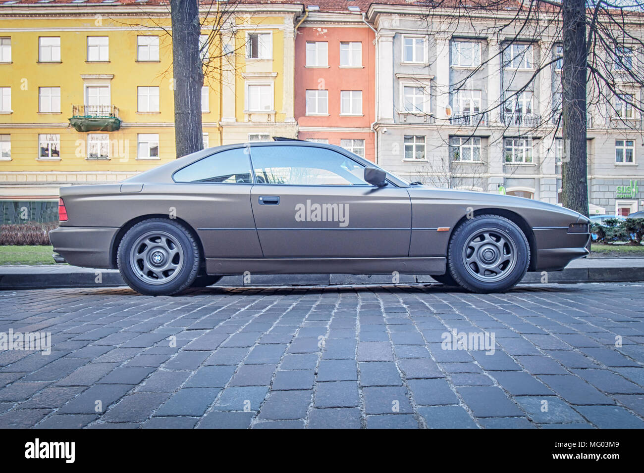 VILNIUS, LITAUEN - 12. APRIL 2018: 1989 BMW 850i (E31) in der Altstadt von Vilnius Stockfoto