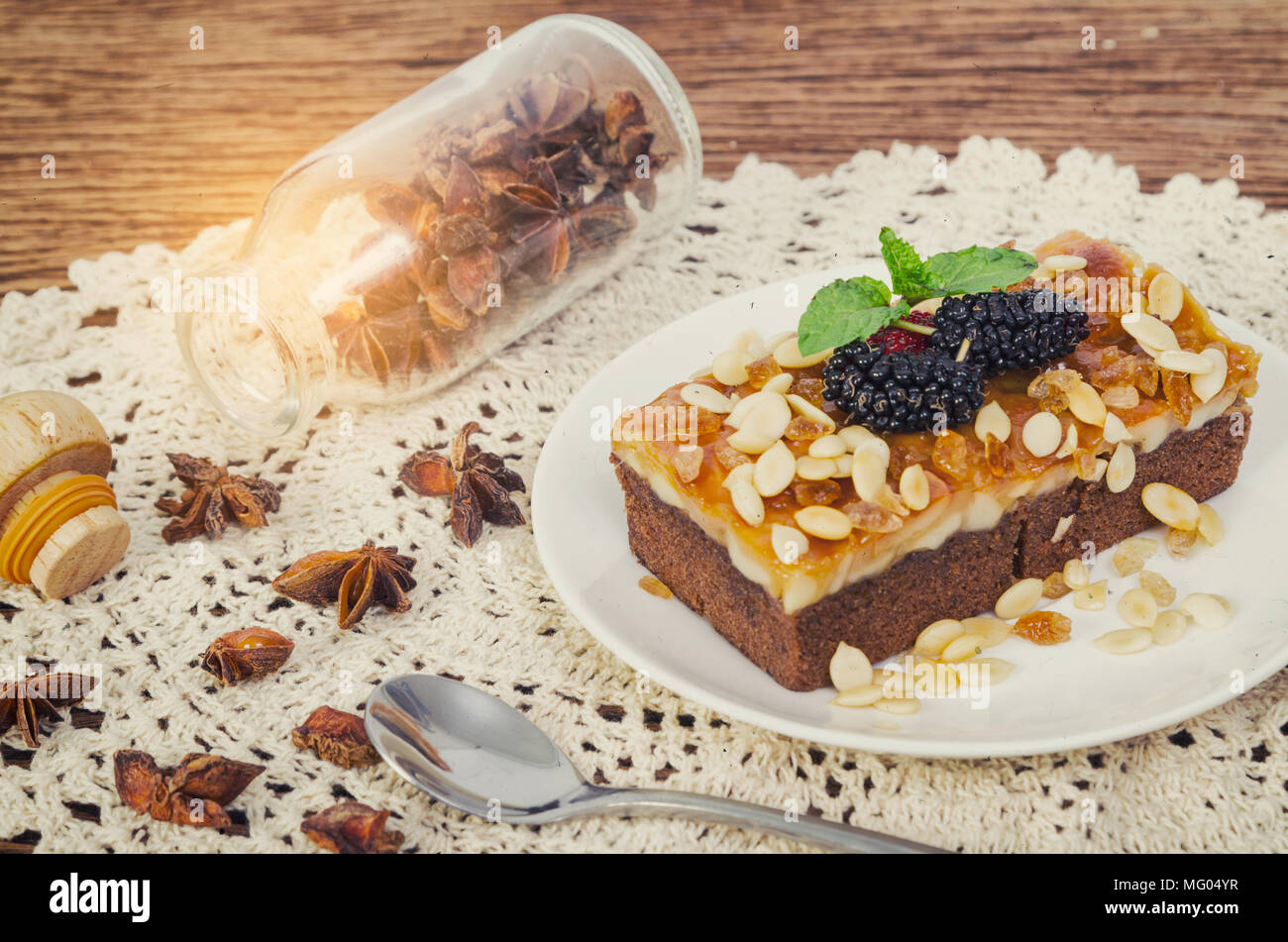 Leckere Hausgemachte Toffee Kuchen Mit Mulberry Auf Dem Holzbrett Stockfotografie Alamy