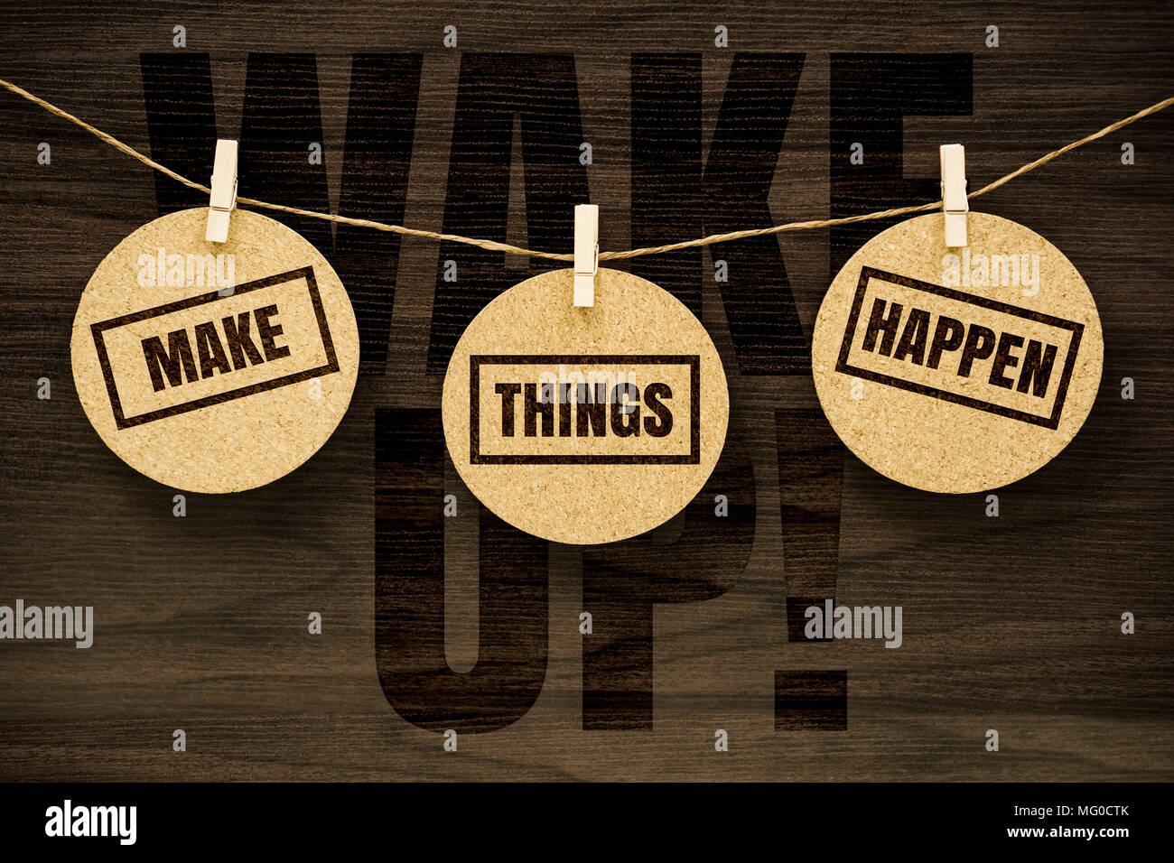 Wake Up. Die Dinge geschehen. Life inspirational quotes Text auf Hängen rund um Cork board mit Holz Hintergrund. Stockfoto