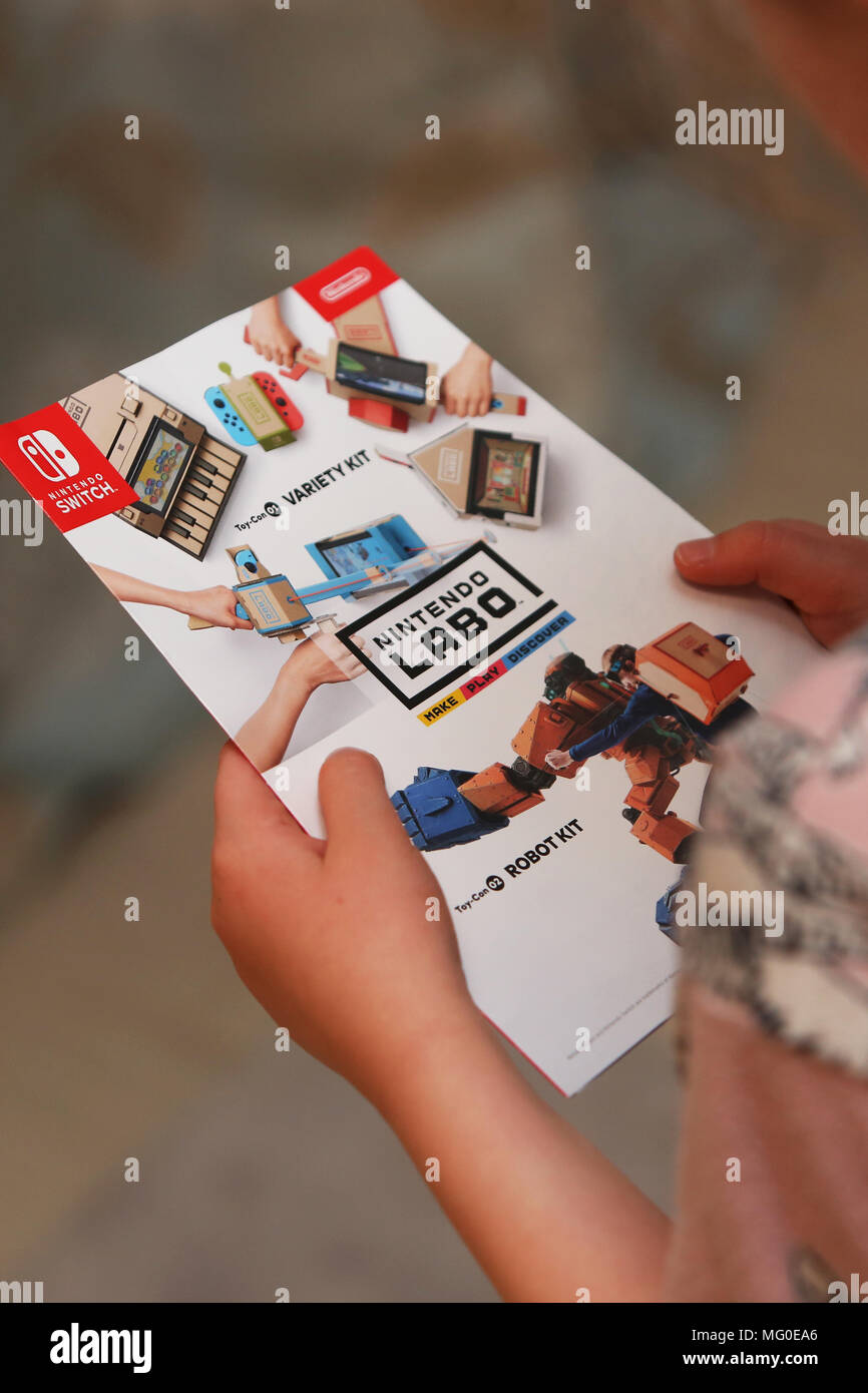 Ein junges Mädchen das Lesen einer Nintendo Labo Dokument an ihrem Haus in London, UK. Stockfoto