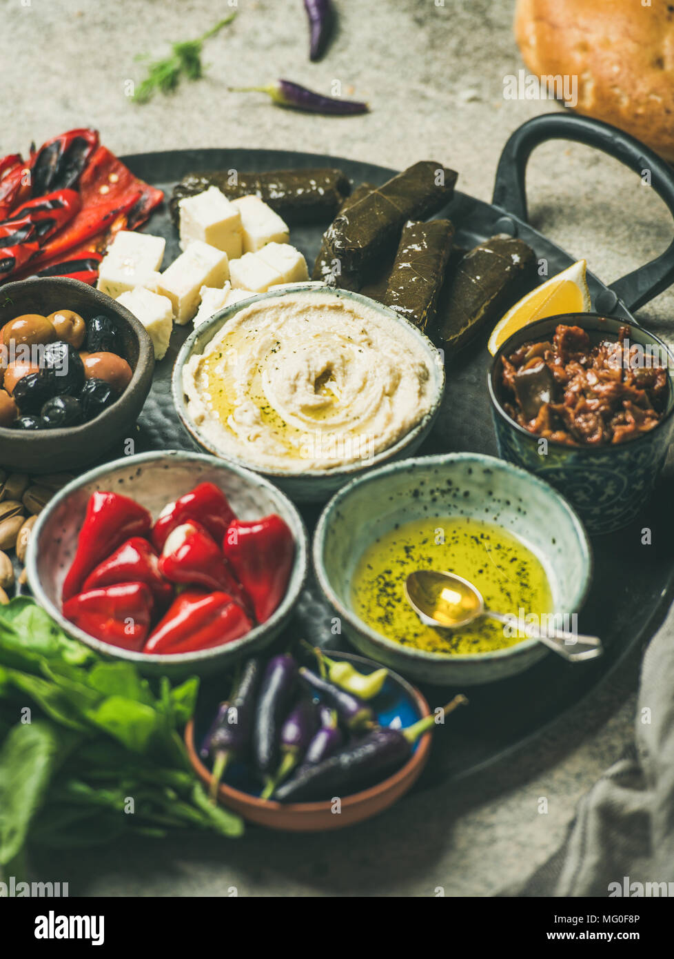Mittelmeerraum und im Nahen und Mittleren Osten meze starter Fingerfood platter in Fach Stockfoto