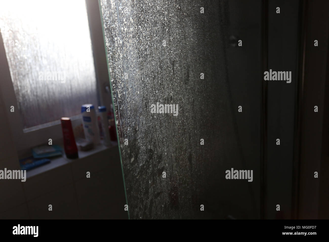 Wasserflecken und harten Wasserflecken abgebildet auf eine Dusche Glas Tür  in Chichester, West Sussex, UK Stockfotografie - Alamy