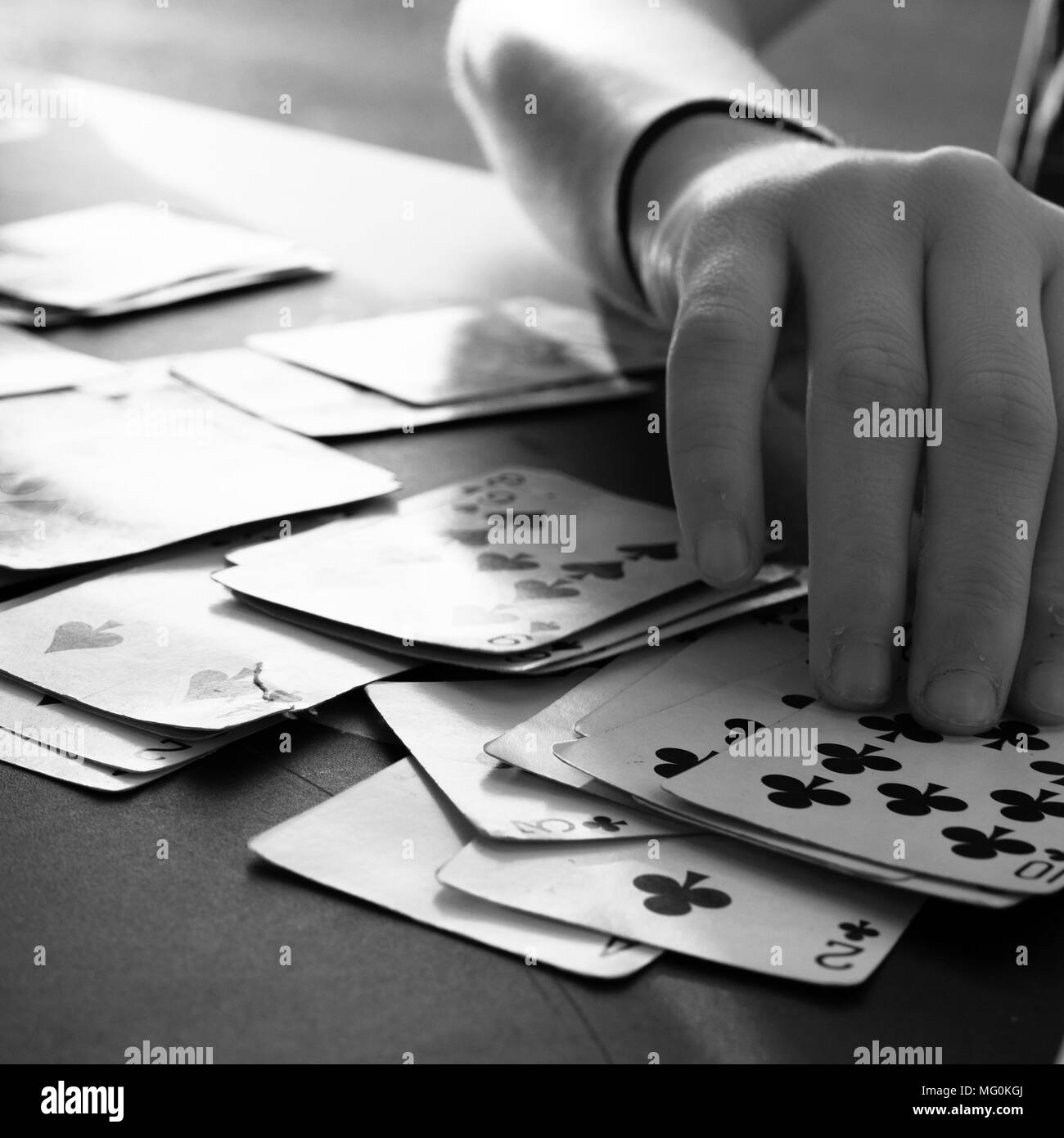 Teenager bei Solitaire auf ein Picknick Tisch Stockfoto