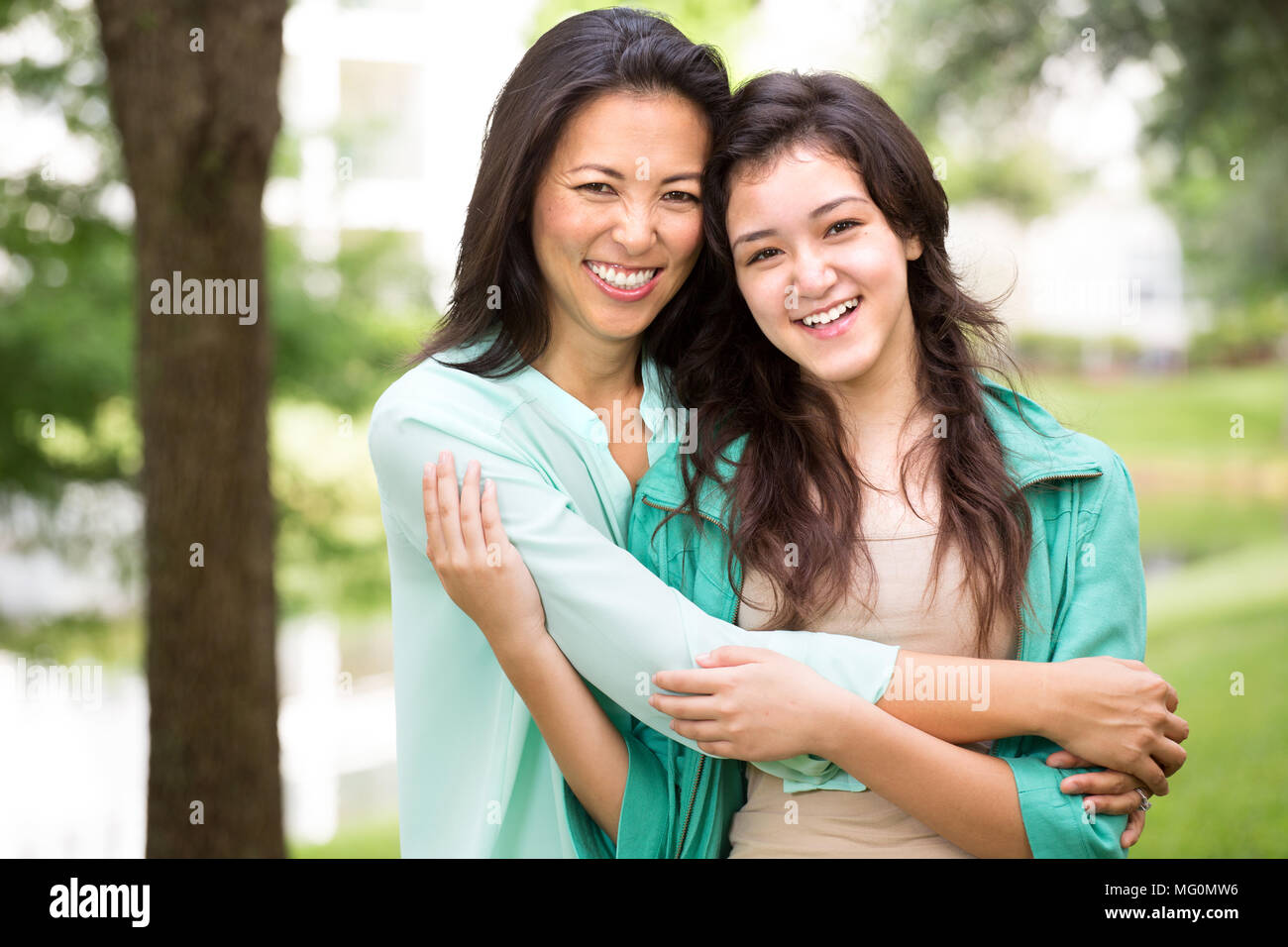 Asiatische Mutter Lachen und huging Ihr Kind. Stockfoto