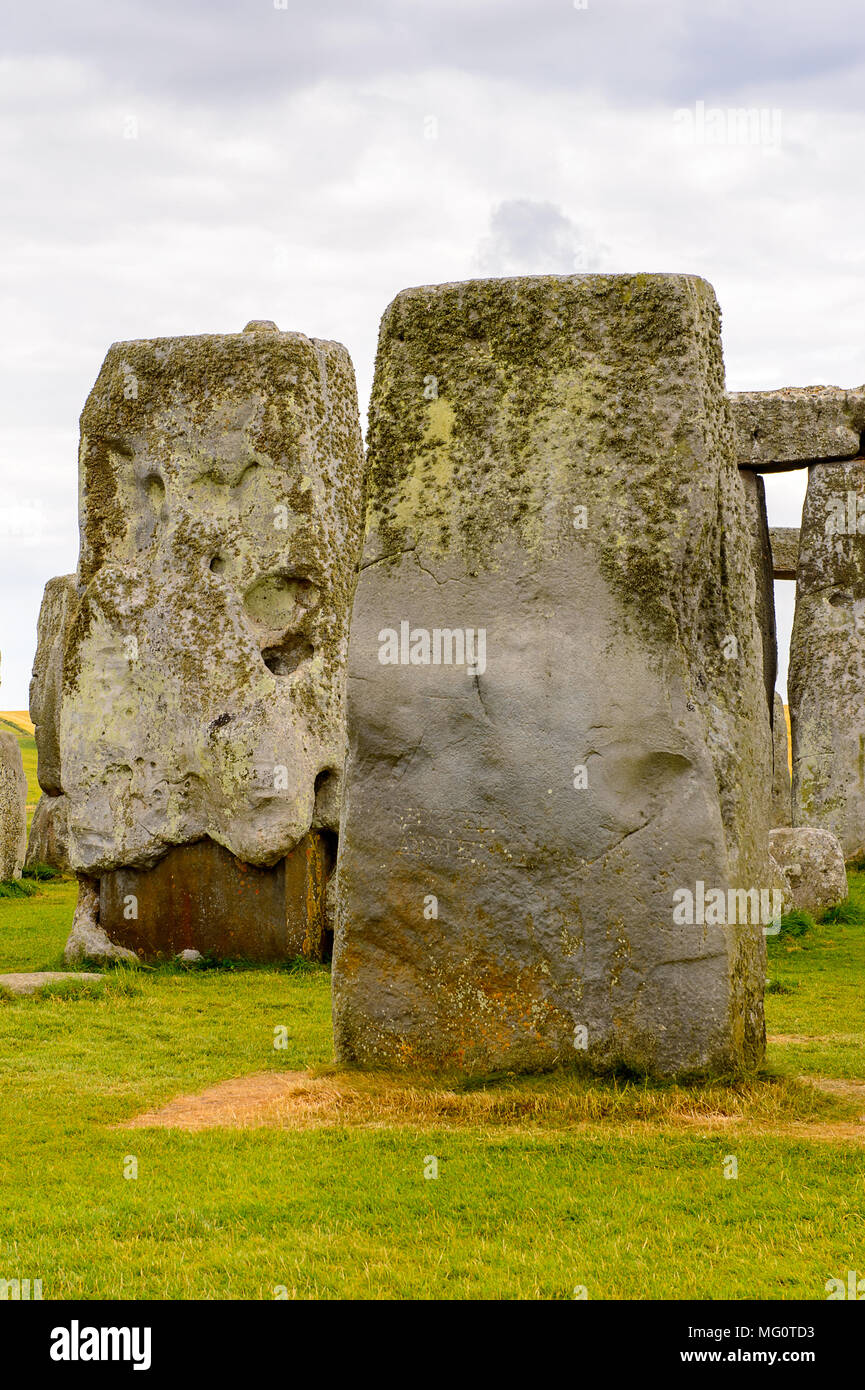 Der Blick auf die Steine von Stonehenge, ein Prähistorisches Denkmal in Wiltshire, England. UNESCO-Welterbe Stockfoto