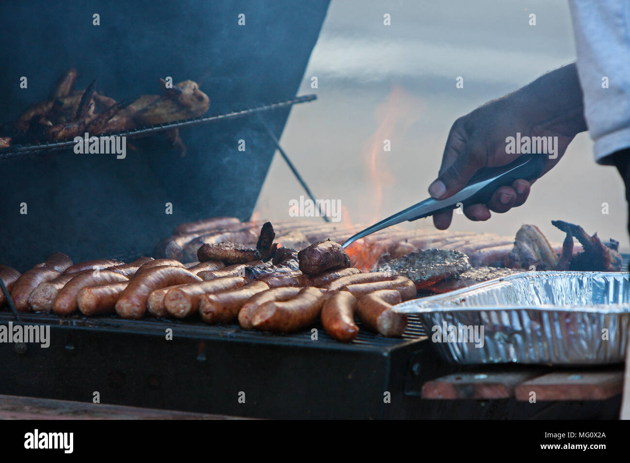 Verschiedenen Fleisch kochen über offener Flamme auf Grill Stockfoto