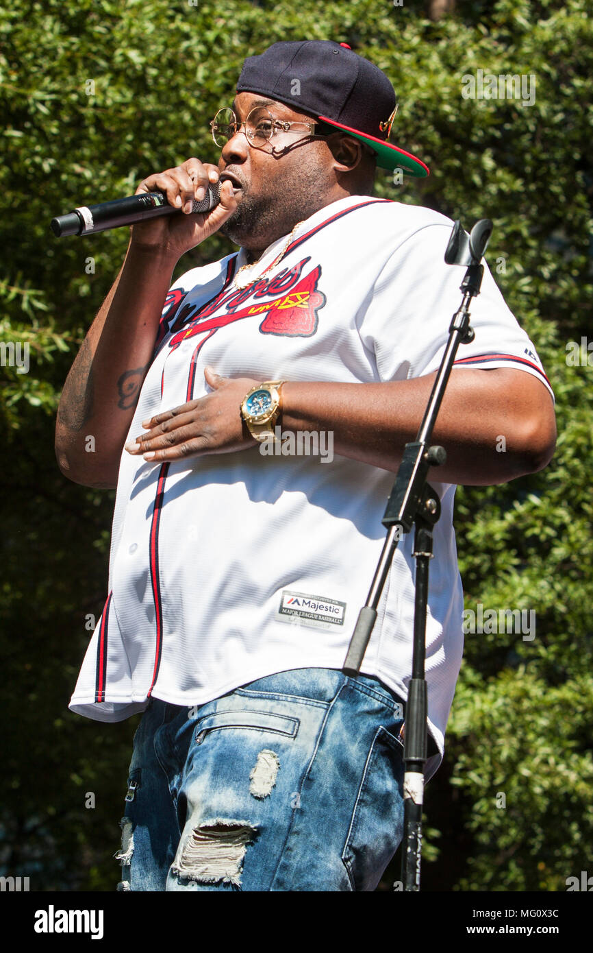 Ein unbekannter männlicher Künstler führt auf der Bühne in Atlanta Hip Hop Tag, am 8. Oktober 2016 in Atlanta, GA. Stockfoto