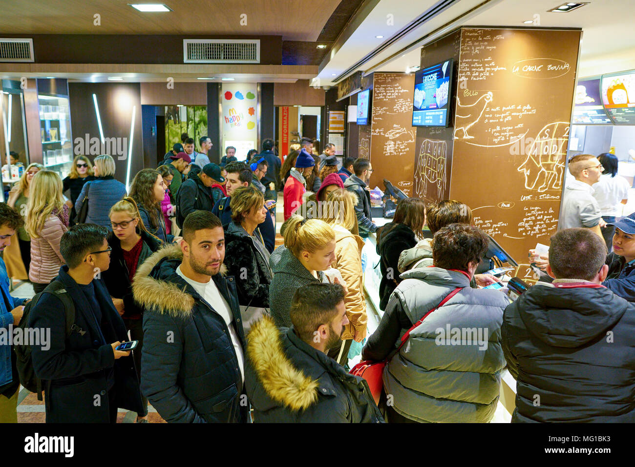 Mailand, Italien - ca. November 2017: Kunden in einem McDonald's Restaurant in Mailand. Stockfoto