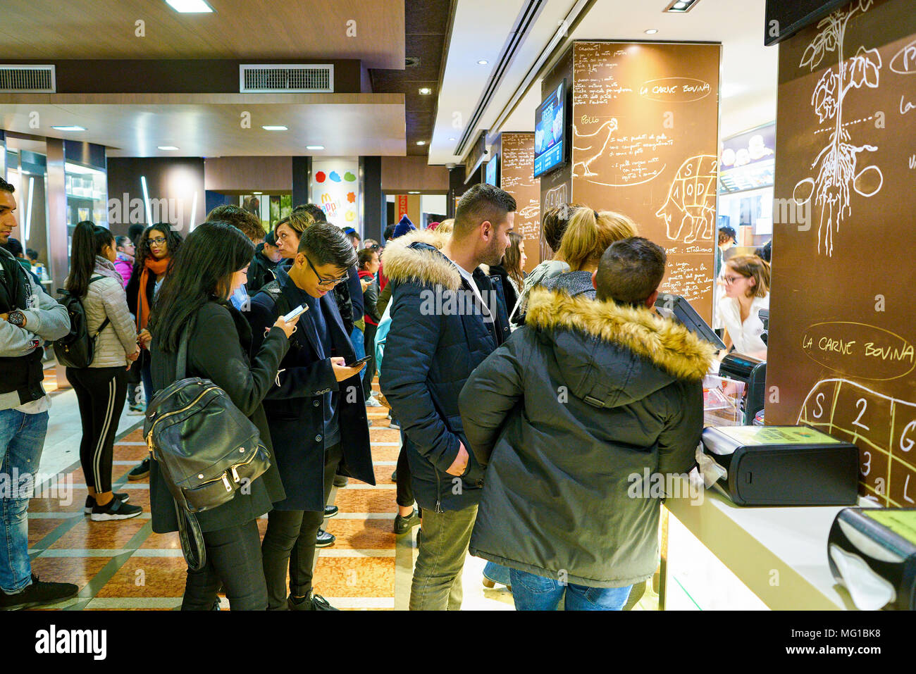 Mailand, Italien - ca. November 2017: Kunden in einem McDonald's Restaurant in Mailand. Stockfoto