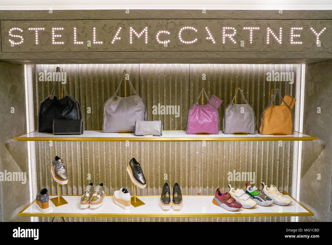 Mailand, Italien - ca. November 2017: Stella McCartney Taschen und Schuhe auf Anzeige an Rinascente. Rinascente ist eine Sammlung von high-end-Stores. Stockfoto