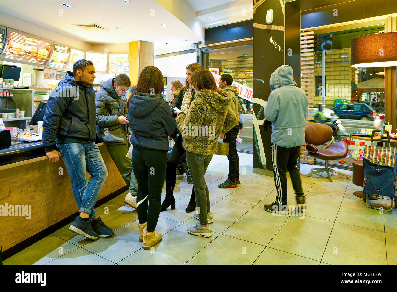 Mailand, Italien - ca. November 2017: Kunden in einem McDonald's Restaurant in Mailand. Stockfoto