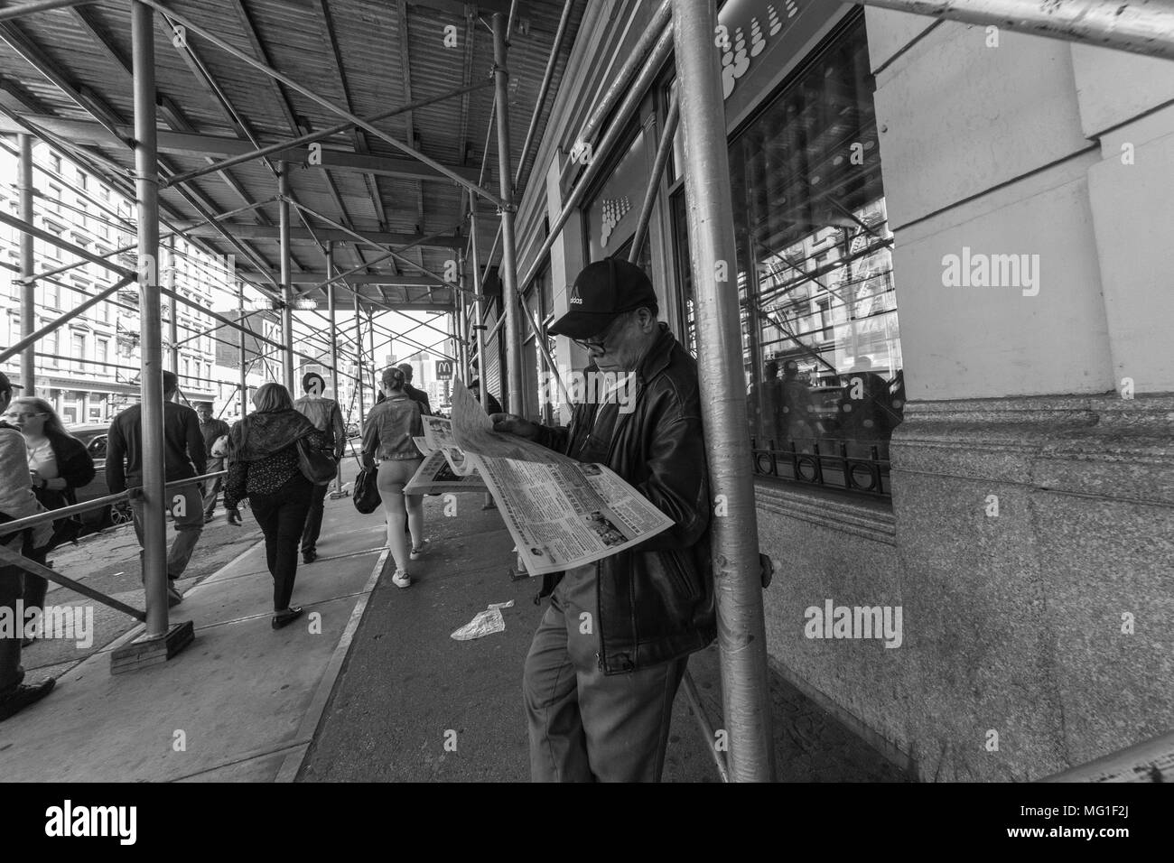 Guy lesen Zeitung, Manhattan NYC Stockfoto