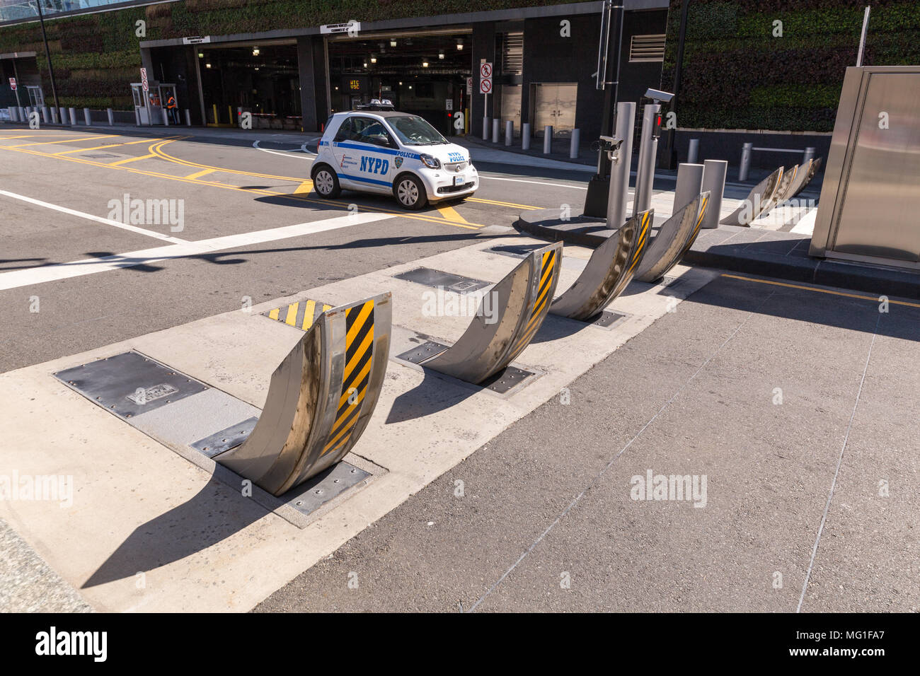 NYPD Smart Auto und Verkehr Hindernisse in der Nähe des WTC Memorial Stockfoto